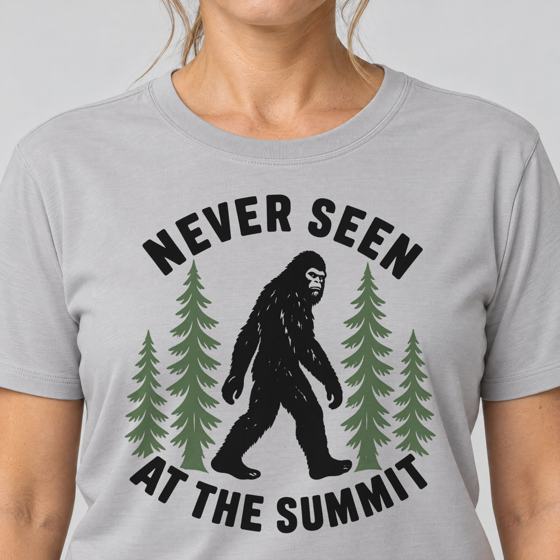 Nahaufnahme des Drucks: Never seen at the summit – T-Shirt Unisex in Hellgrau, von einer Frau getragen