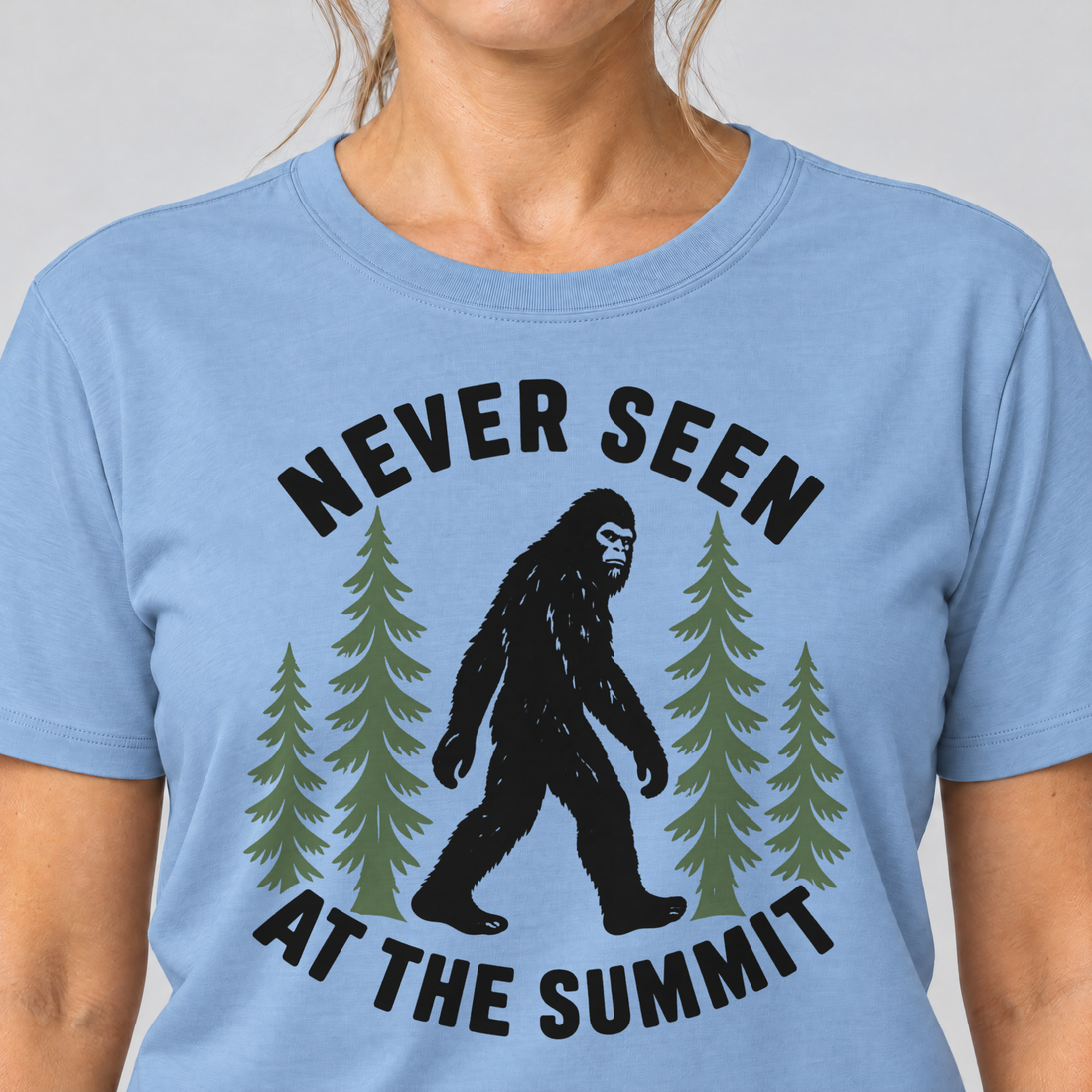 Nahaufnahme des Drucks: Never seen at the summit – T-Shirt Unisex in Himmelblau, von einer Frau getragen