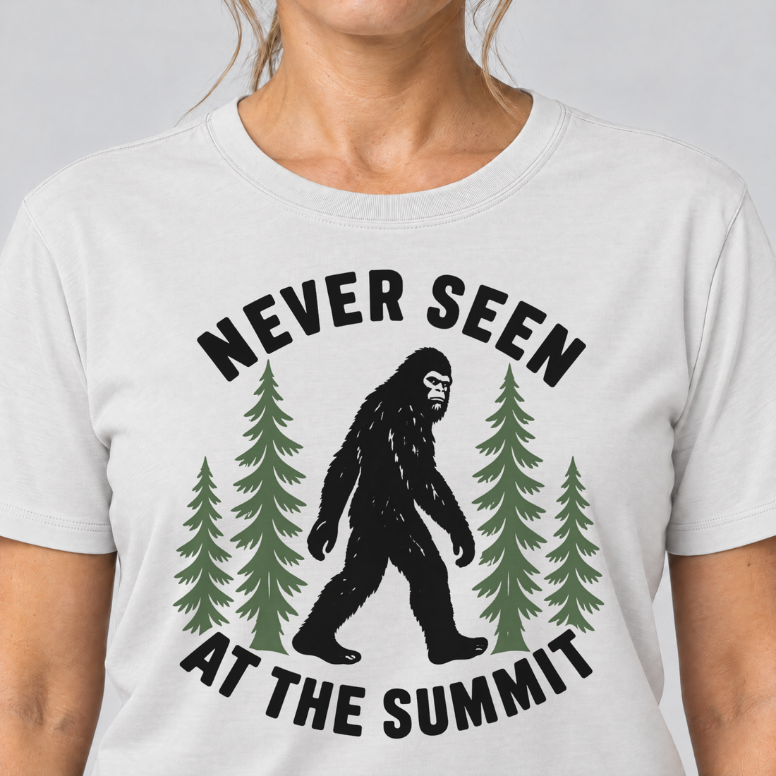 Nahaufnahme des Drucks: Never seen at the summit – T-Shirt Unisex in Weiß, von einer Frau getragen