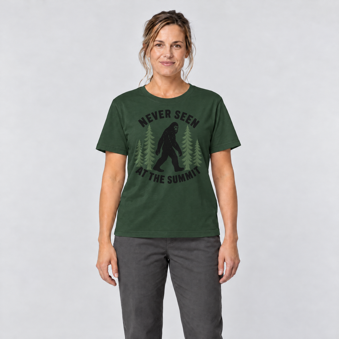 Frau trägt Never seen at the summit – T-Shirt Unisex in Flaschengrün, Ansicht von vorn