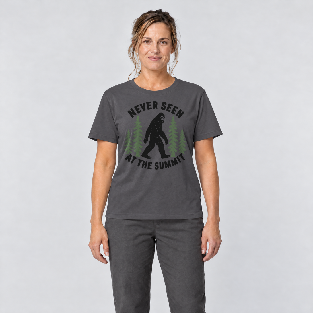 Frau trägt Never seen at the summit – T-Shirt Unisex in Dunkelgrau, Ansicht von vorn