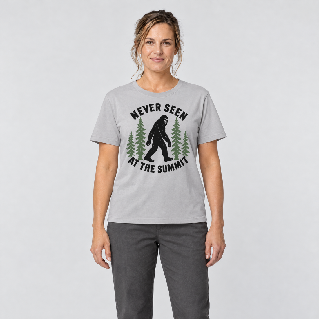 Frau trägt Never seen at the summit – T-Shirt Unisex in Hellgrau, Ansicht von vorn