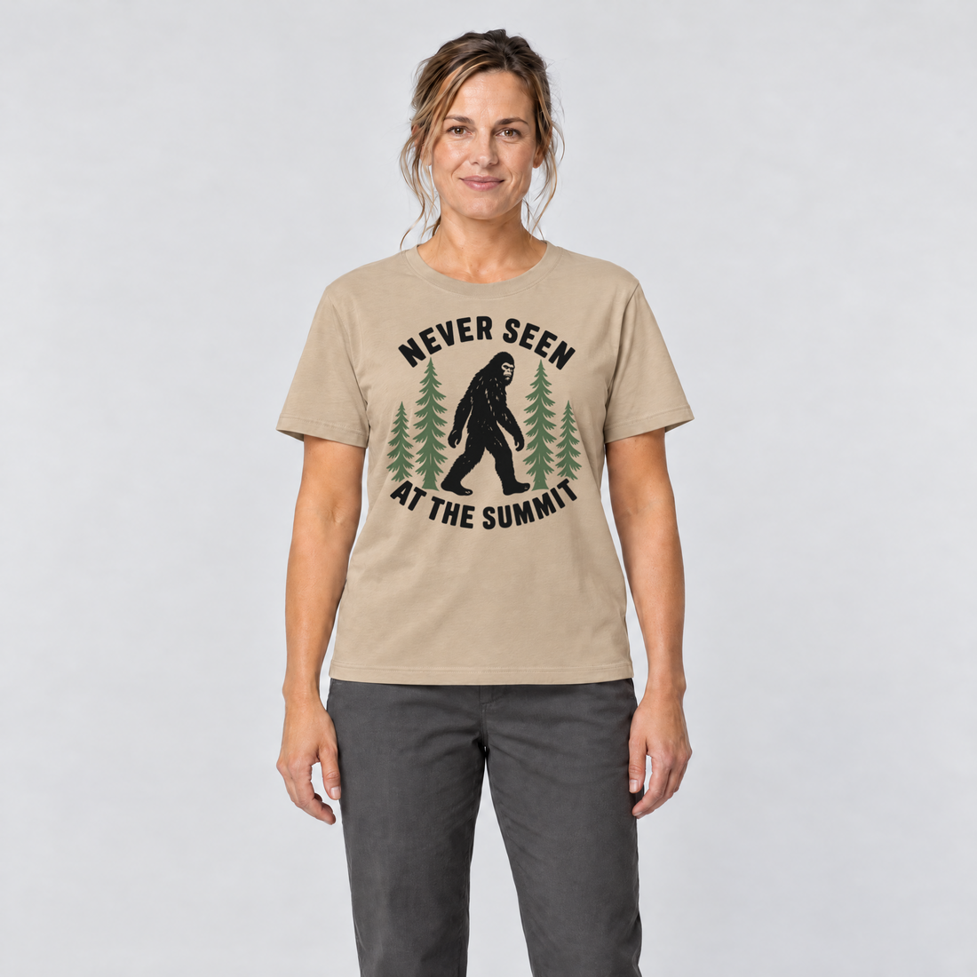 Frau trägt Never seen at the summit – T-Shirt Unisex in Sand, Ansicht von vorn
