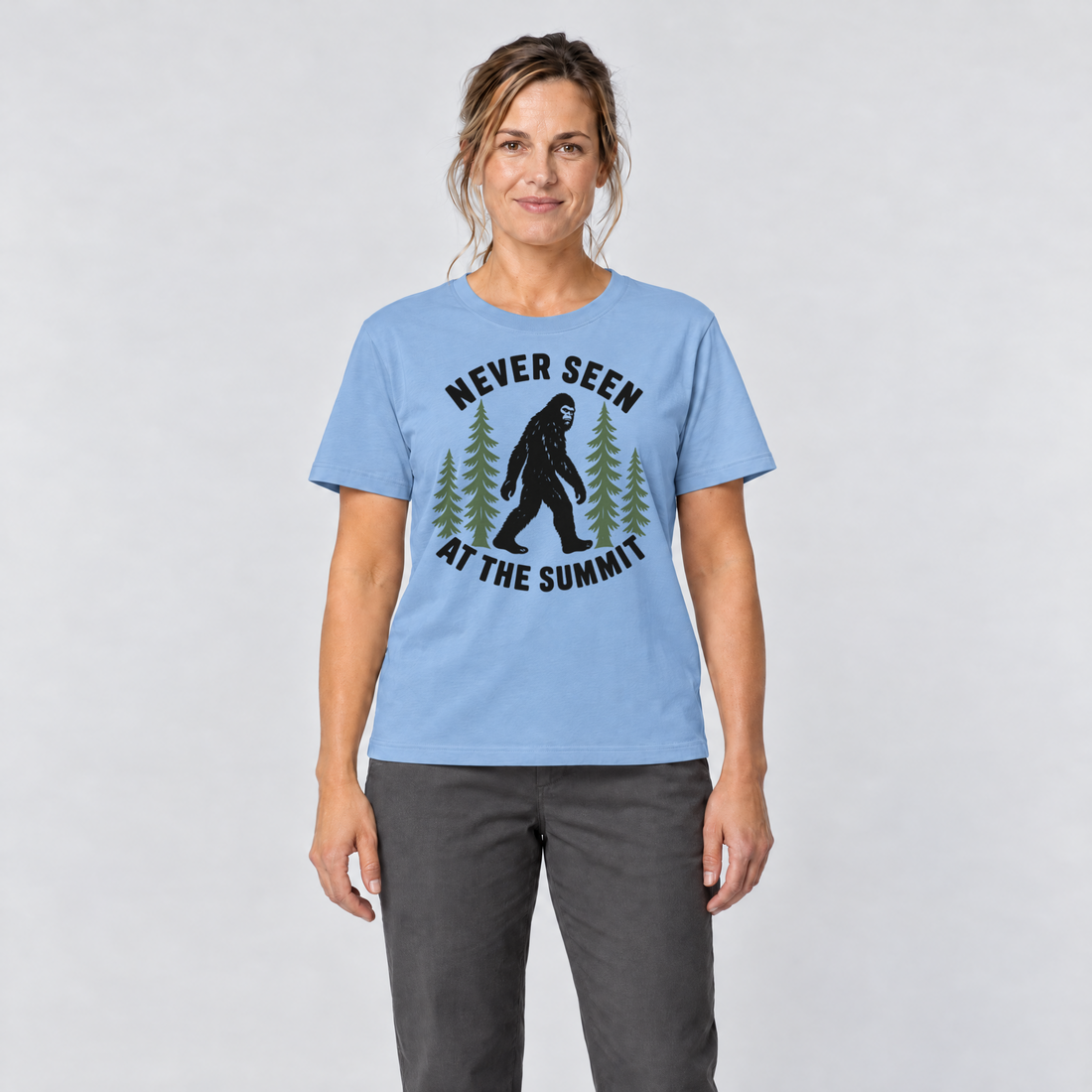 Frau trägt Never seen at the summit – T-Shirt Unisex in Himmelblau, Ansicht von vorn