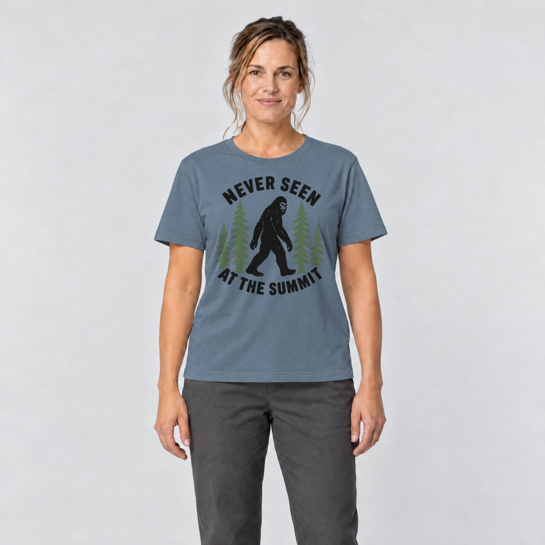 Frau trägt Never seen at the summit – T-Shirt Unisex in Steinblau, Ansicht von vorn