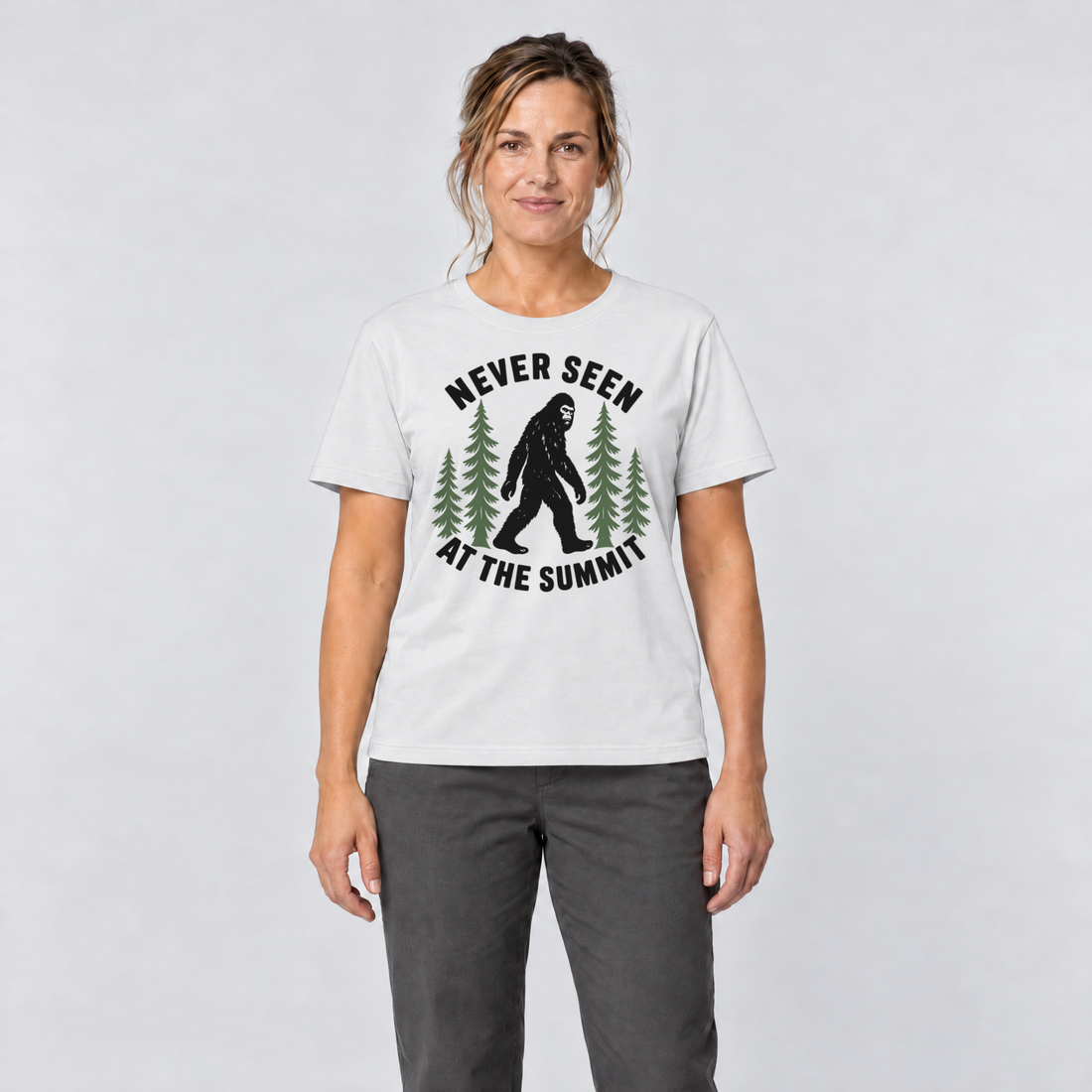 Frau trägt Never seen at the summit – T-Shirt Unisex in Weiß, Ansicht von vorn