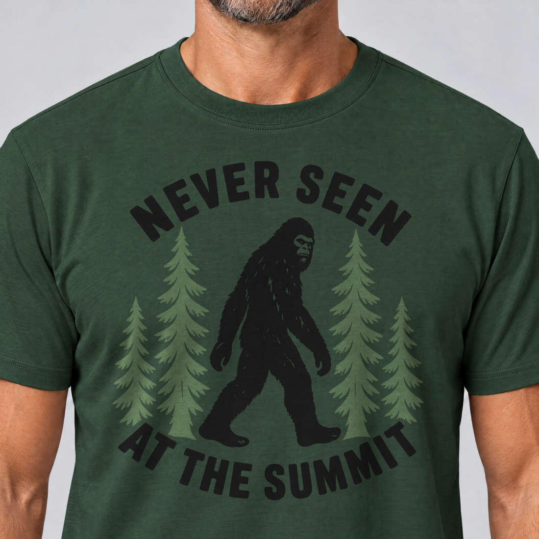 Nahaufnahme des Drucks: Never seen at the summit – T-Shirt Unisex in Flaschengrün, von einem Mann getragen