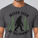 Nahaufnahme des Drucks: Never seen at the summit – T-Shirt Unisex in Dunkelgrau, von einem Mann getragen