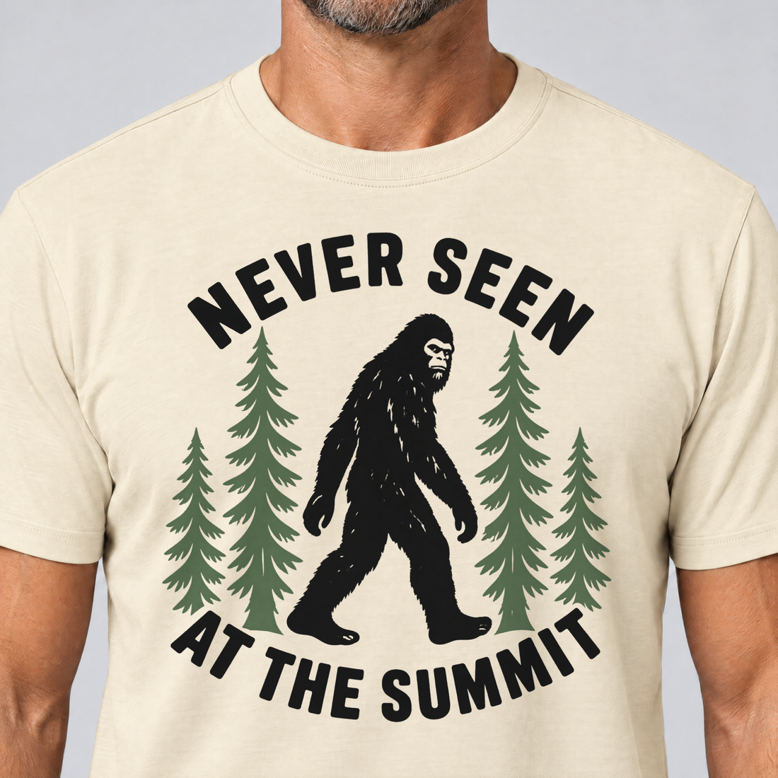 Nahaufnahme des Drucks: Never seen at the summit – T-Shirt Unisex in Natur, von einem Mann getragen