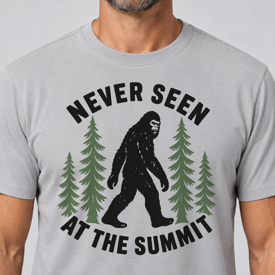 Nahaufnahme des Drucks: Never seen at the summit – T-Shirt Unisex in Hellgrau, von einem Mann getragen