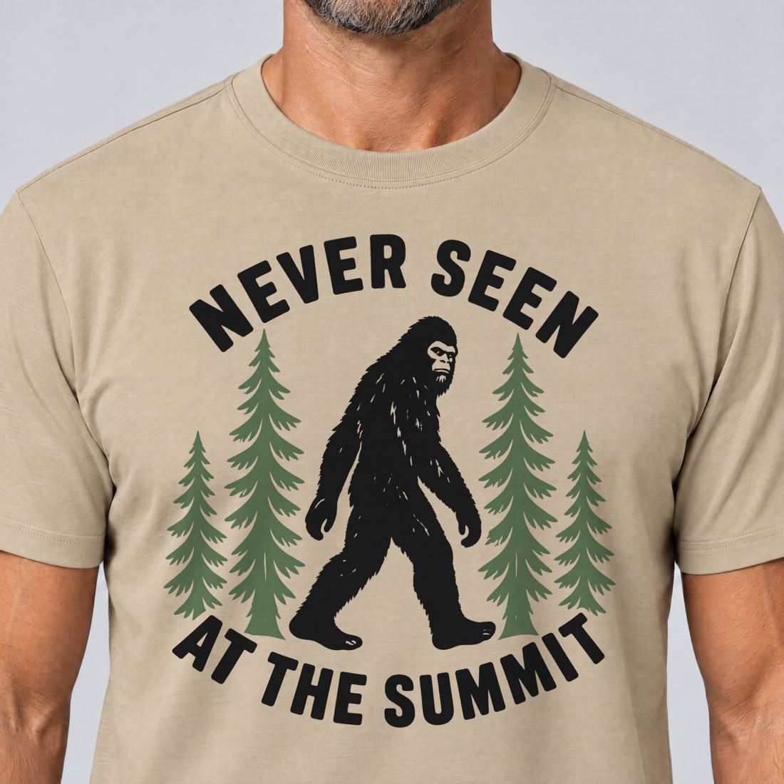 Nahaufnahme des Drucks: Never seen at the summit – T-Shirt Unisex in Sand, von einem Mann getragen