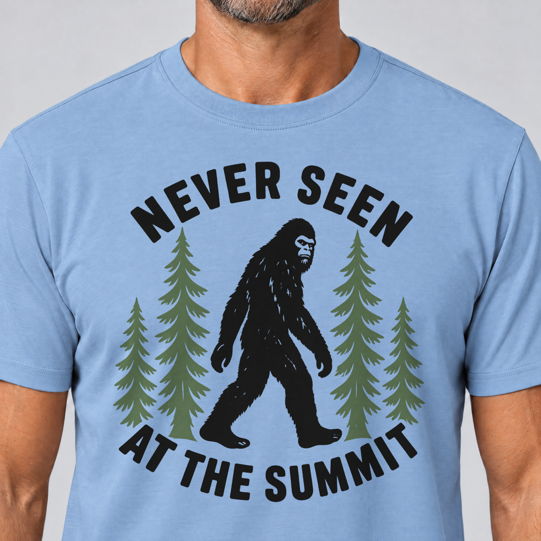 Nahaufnahme des Drucks: Never seen at the summit – T-Shirt Unisex in Himmelblau, von einem Mann getragen