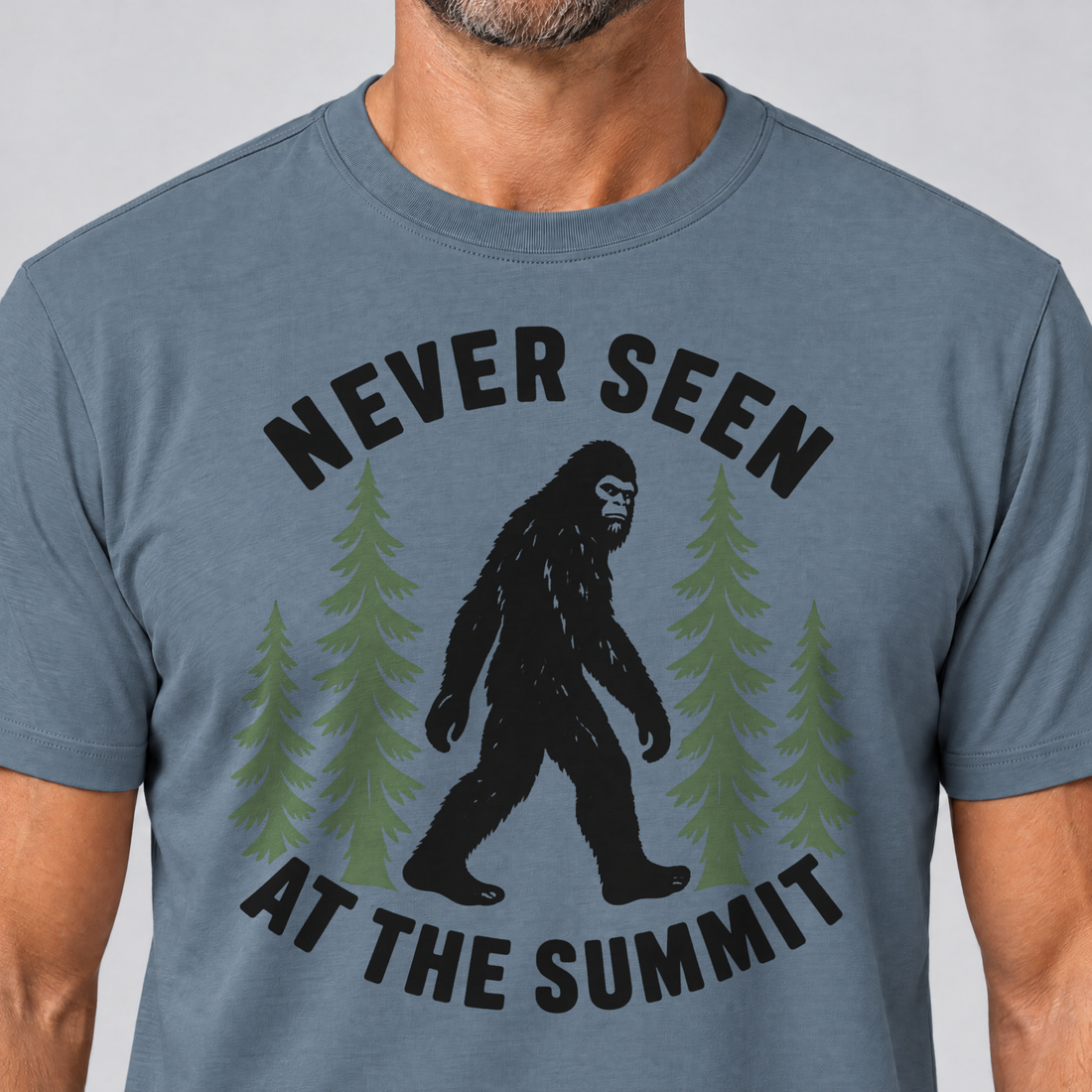 Nahaufnahme des Drucks: Never seen at the summit – T-Shirt Unisex in Steinblau, von einem Mann getragen