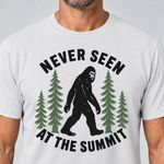 Nahaufnahme des Drucks: Never seen at the summit – T-Shirt Unisex in Weiß, von einem Mann getragen