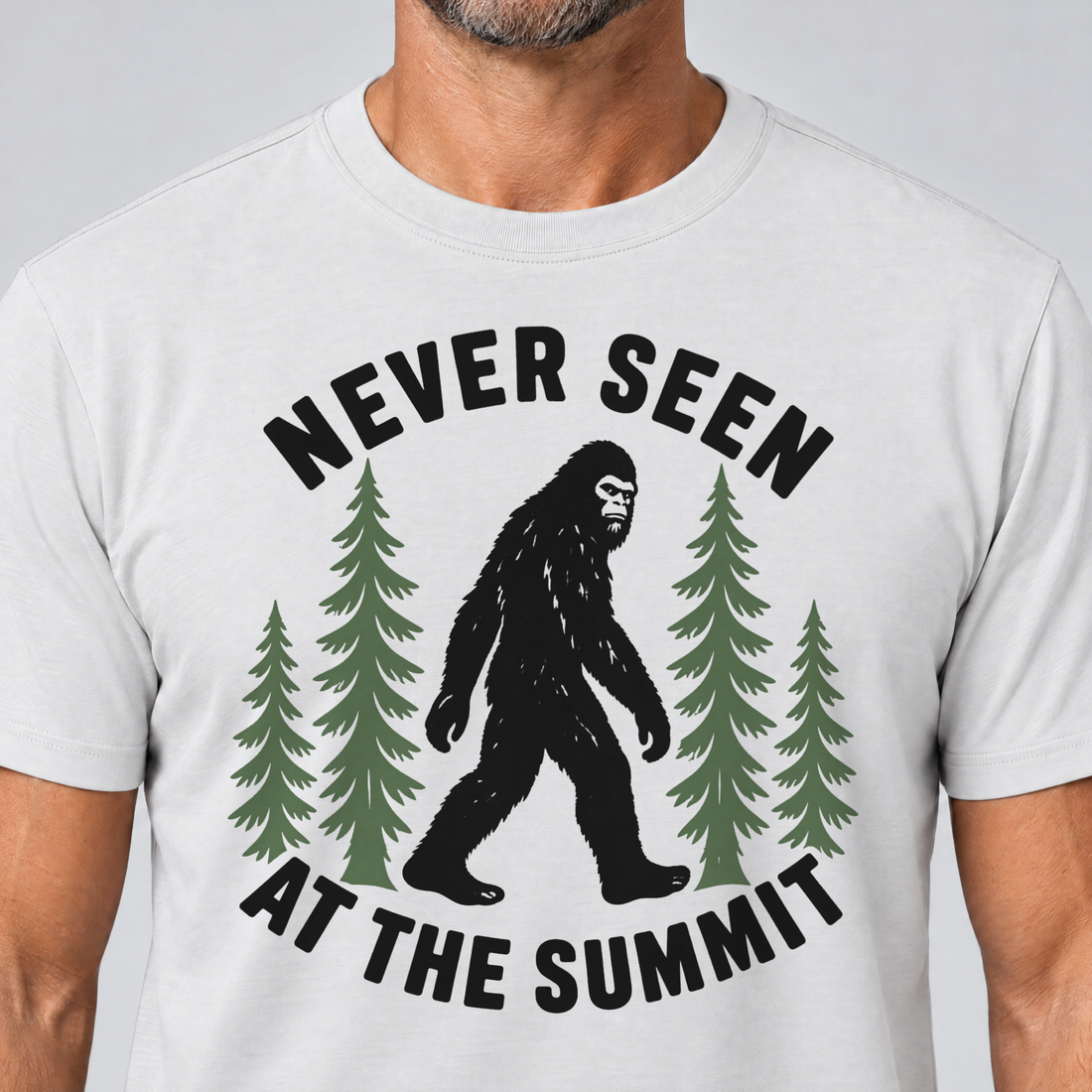 Nahaufnahme des Drucks: Never seen at the summit – T-Shirt Unisex in Weiß, von einem Mann getragen