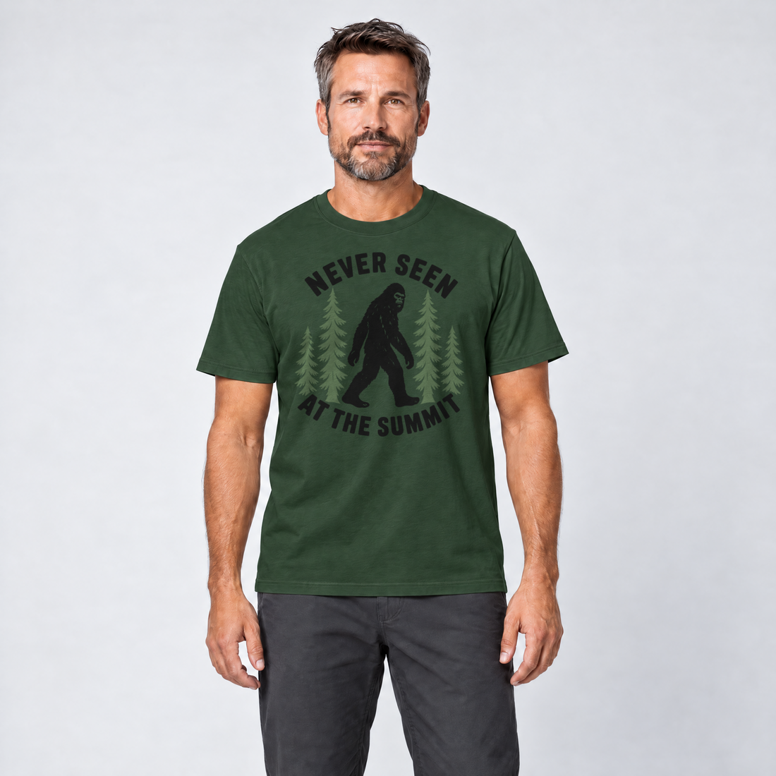 Mann trägt Never seen at the summit – T-Shirt Unisex in Flaschengrün, Ansicht von vorn