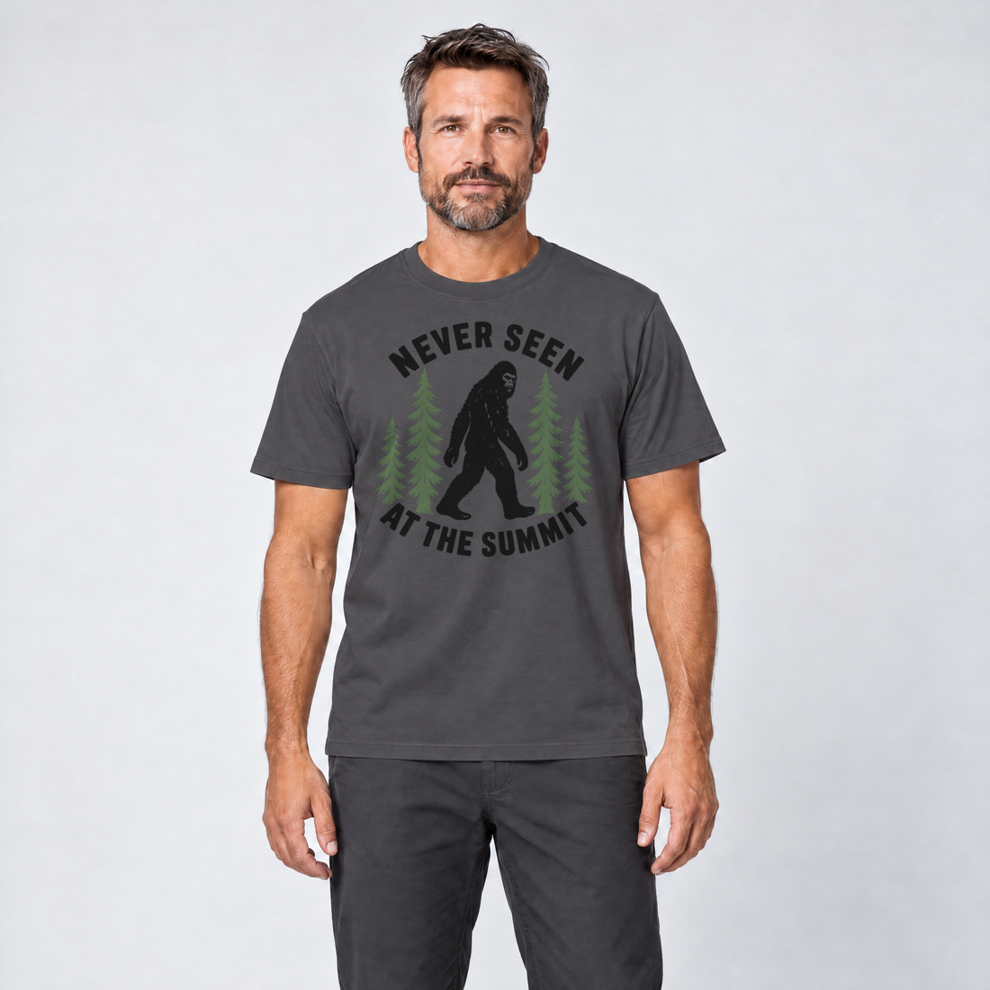 Mann trägt Never seen at the summit – T-Shirt Unisex in Dunkelgrau, Ansicht von vorn