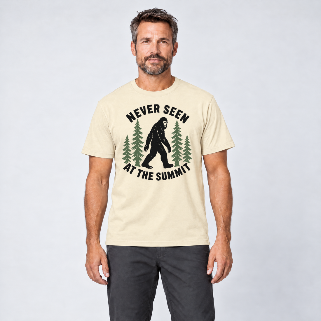 Mann trägt Never seen at the summit – T-Shirt Unisex in Natur, Ansicht von vorn