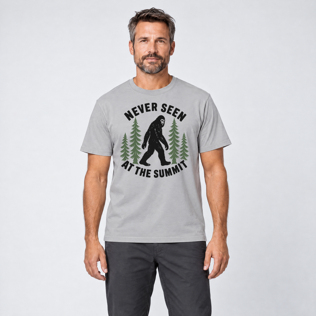 Mann trägt Never seen at the summit – T-Shirt Unisex in Hellgrau, Ansicht von vorn
