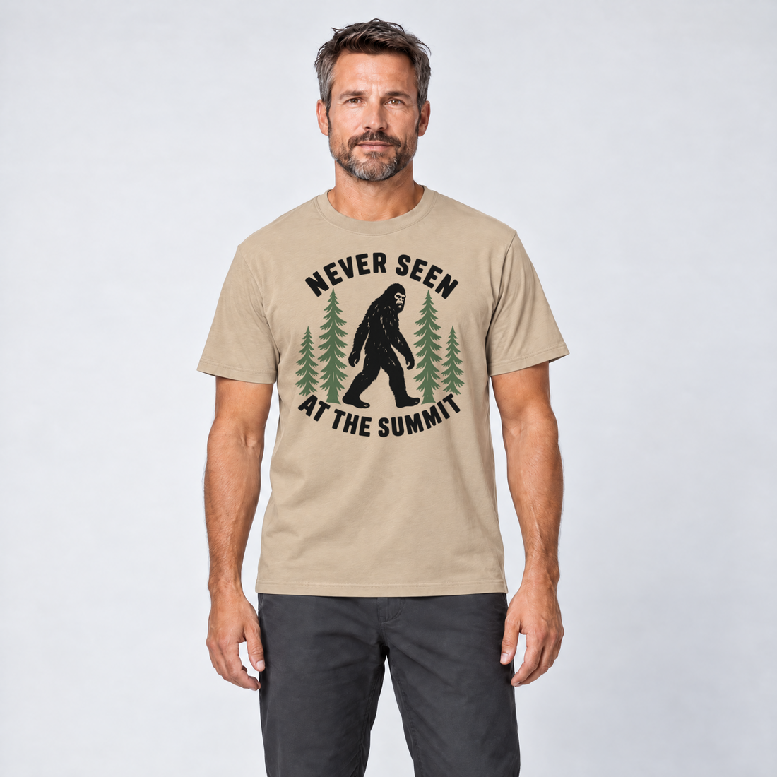 Mann trägt Never seen at the summit – T-Shirt Unisex in Sand, Ansicht von vorn
