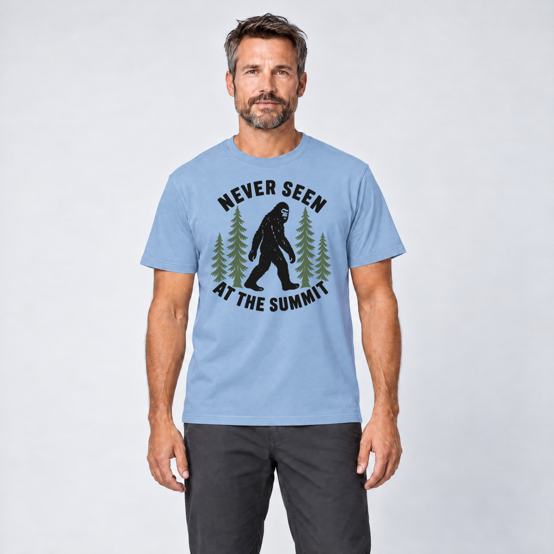 Mann trägt Never seen at the summit – T-Shirt Unisex in Himmelblau, Ansicht von vorn