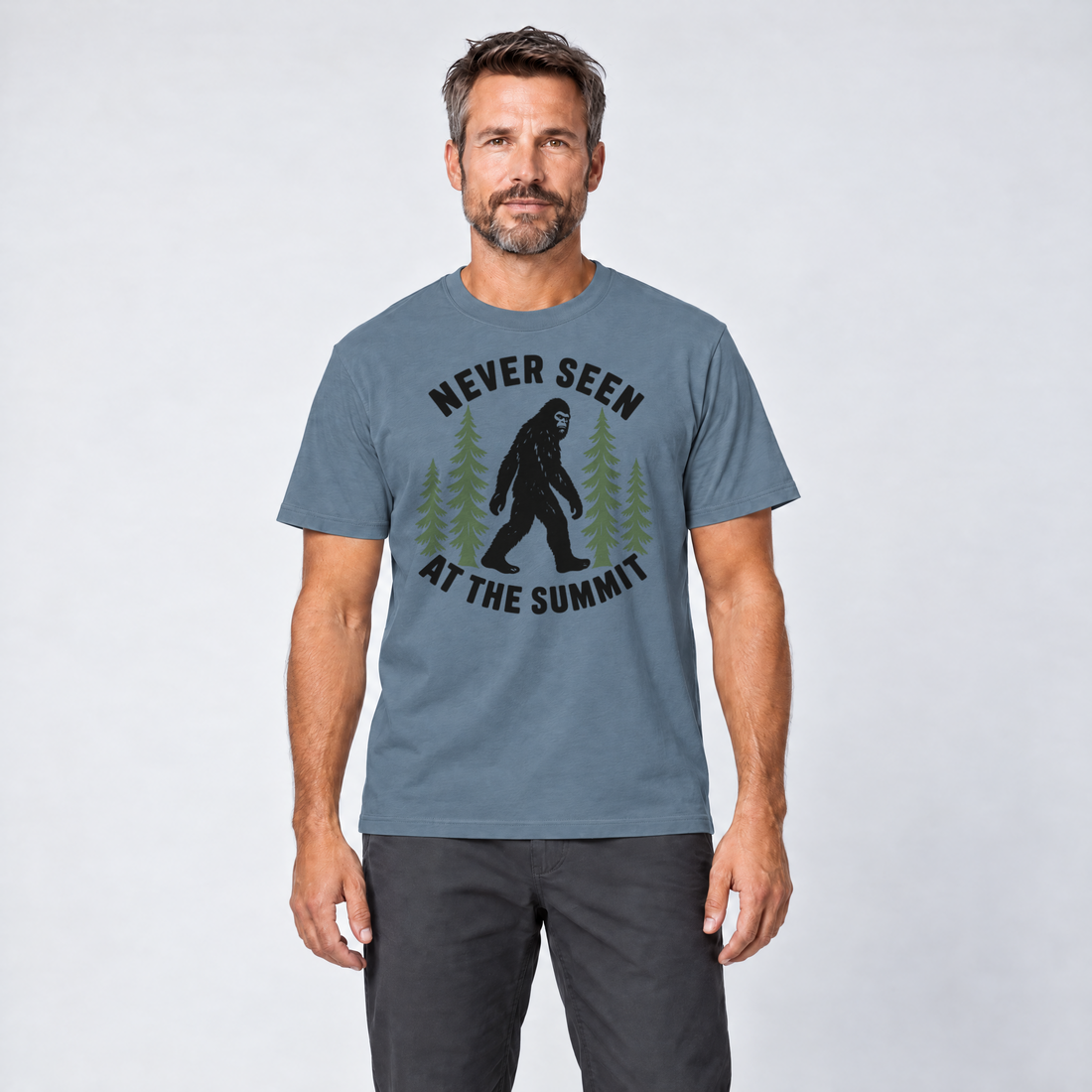 Mann trägt Never seen at the summit – T-Shirt Unisex in Steinblau, Ansicht von vorn