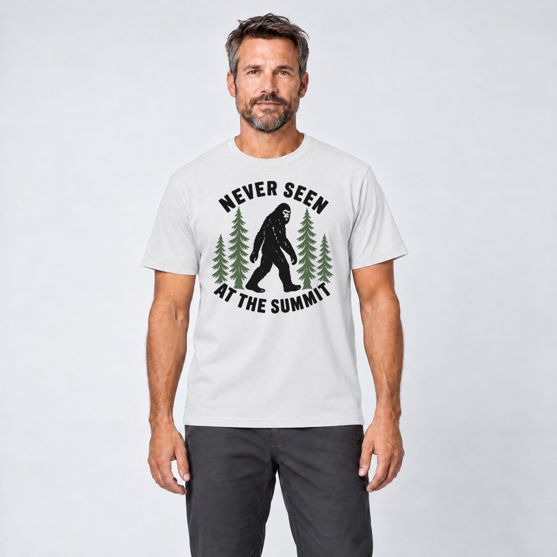 Mann trägt Never seen at the summit – T-Shirt Unisex in Weiß, Ansicht von vorn