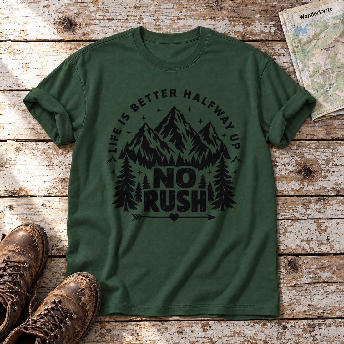No rush – T-Shirt Unisex in Flaschengrün, flach liegend auf alten Holzbrettern mit Wanderschuhen und Wanderkarte.