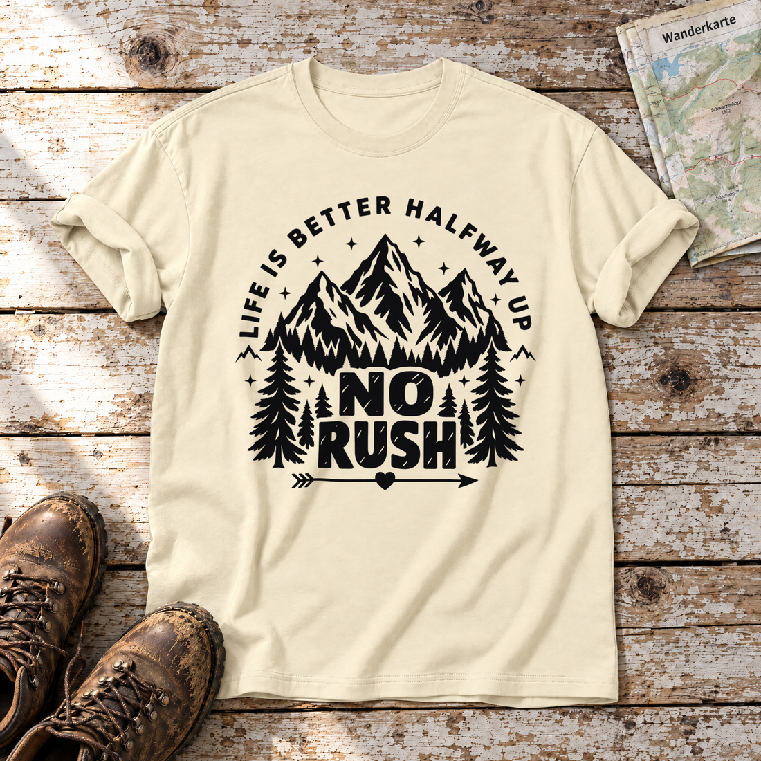 No rush – T-Shirt Unisex in Natur, flach liegend auf alten Holzbrettern mit Wanderschuhen und Wanderkarte.
