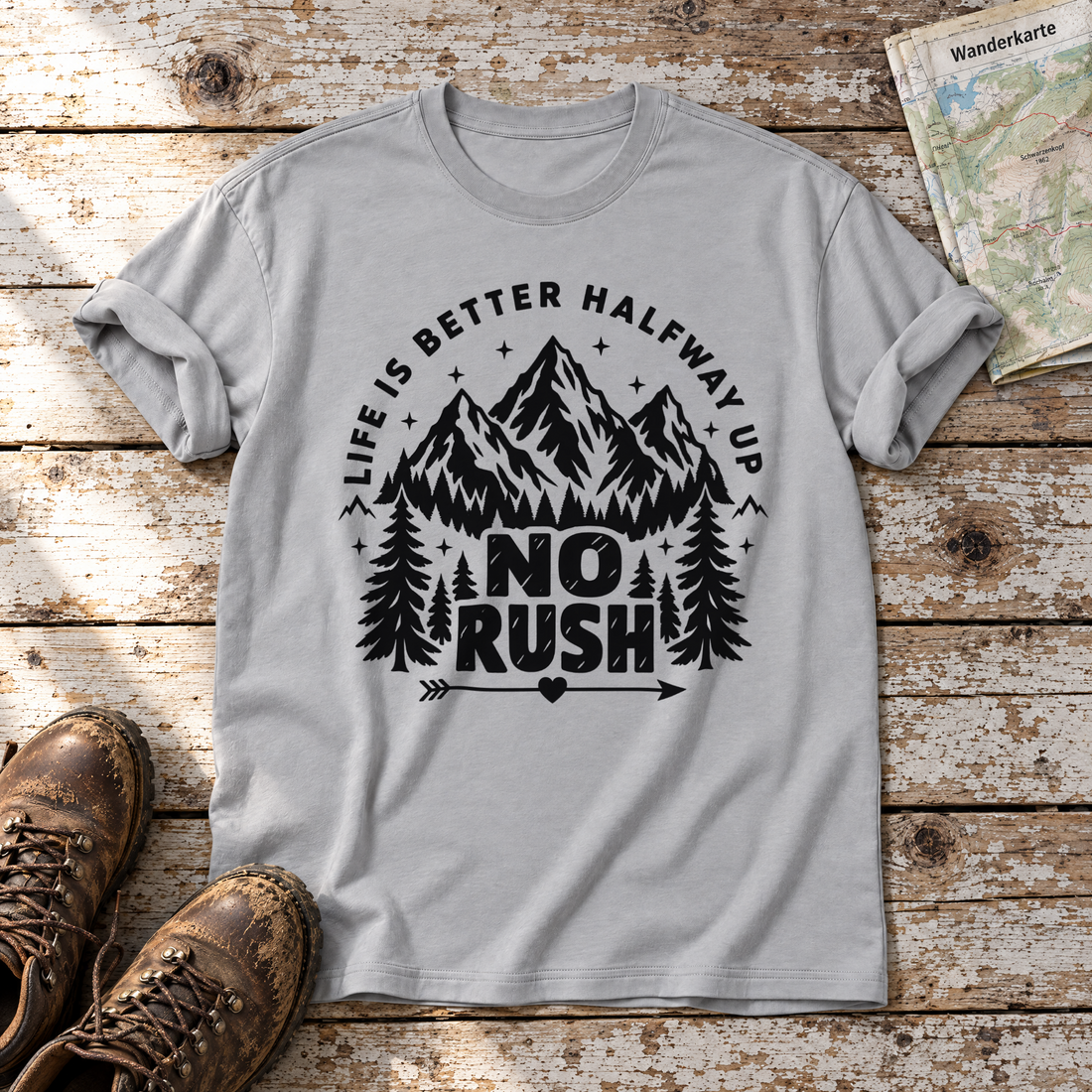 No rush – T-Shirt Unisex in Hellgrau, flach liegend auf alten Holzbrettern mit Wanderschuhen und Wanderkarte.