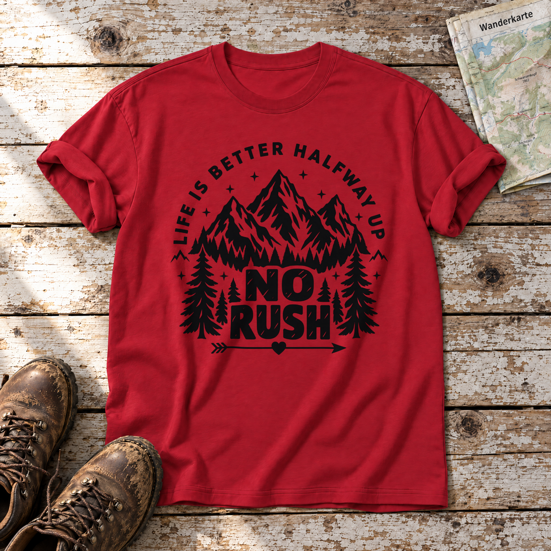 No rush – T-Shirt Unisex in Rot, flach liegend auf alten Holzbrettern mit Wanderschuhen und Wanderkarte.