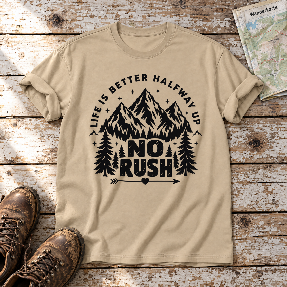 No rush – T-Shirt Unisex in Sand, flach liegend auf alten Holzbrettern mit Wanderschuhen und Wanderkarte.