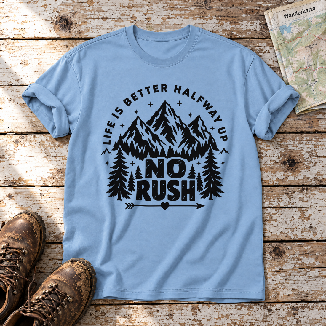 No rush – T-Shirt Unisex in Himmelblau, flach liegend auf alten Holzbrettern mit Wanderschuhen und Wanderkarte.