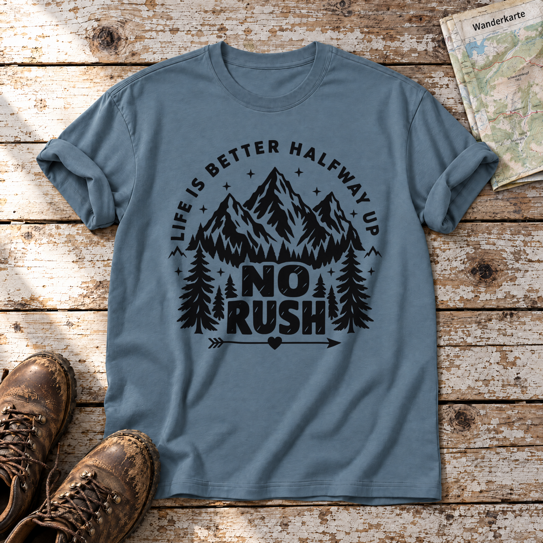 No rush – T-Shirt Unisex in Steinblau, flach liegend auf alten Holzbrettern mit Wanderschuhen und Wanderkarte.