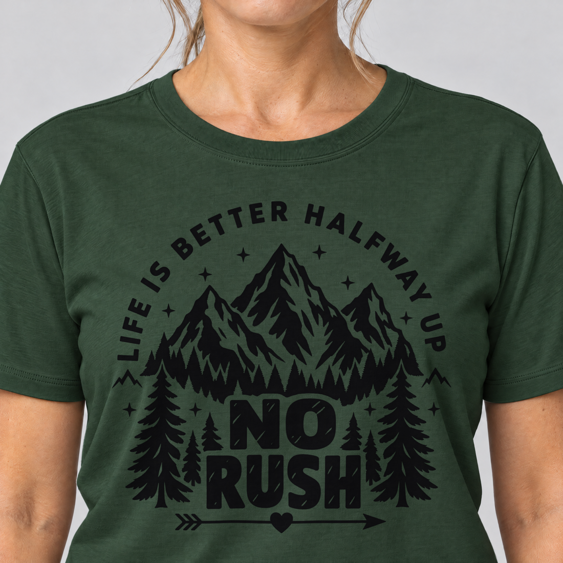 Nahaufnahme des Drucks: No rush – T-Shirt Unisex in Flaschengrün, von einer Frau getragen