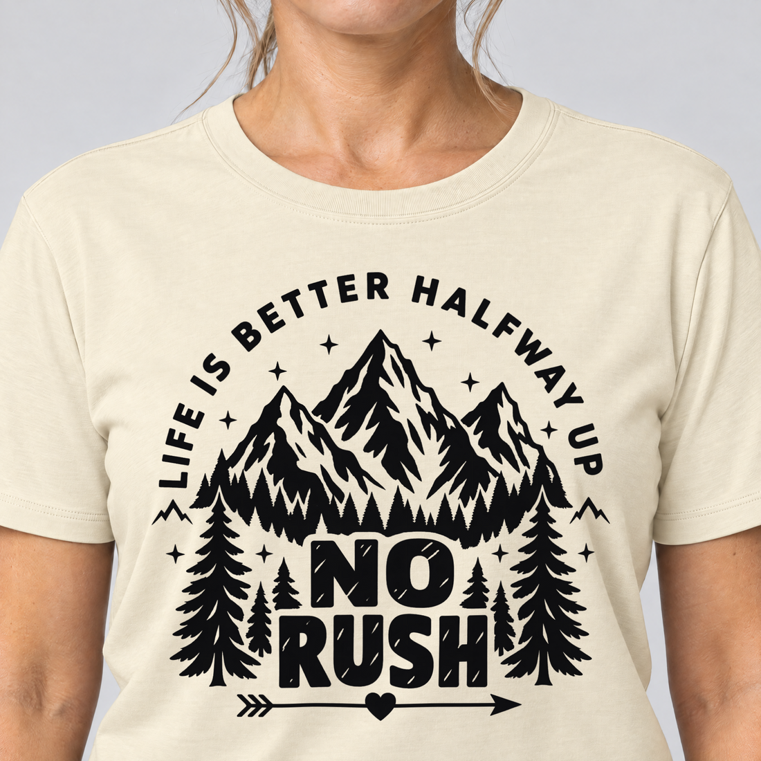 Nahaufnahme des Drucks: No rush – T-Shirt Unisex in Natur, von einer Frau getragen