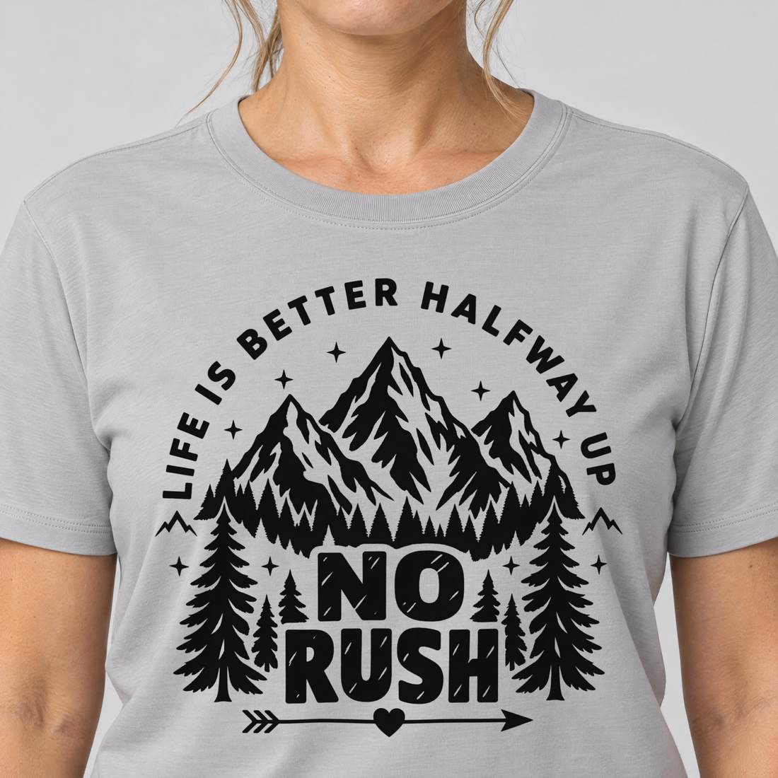 Nahaufnahme des Drucks: No rush – T-Shirt Unisex in Hellgrau, von einer Frau getragen