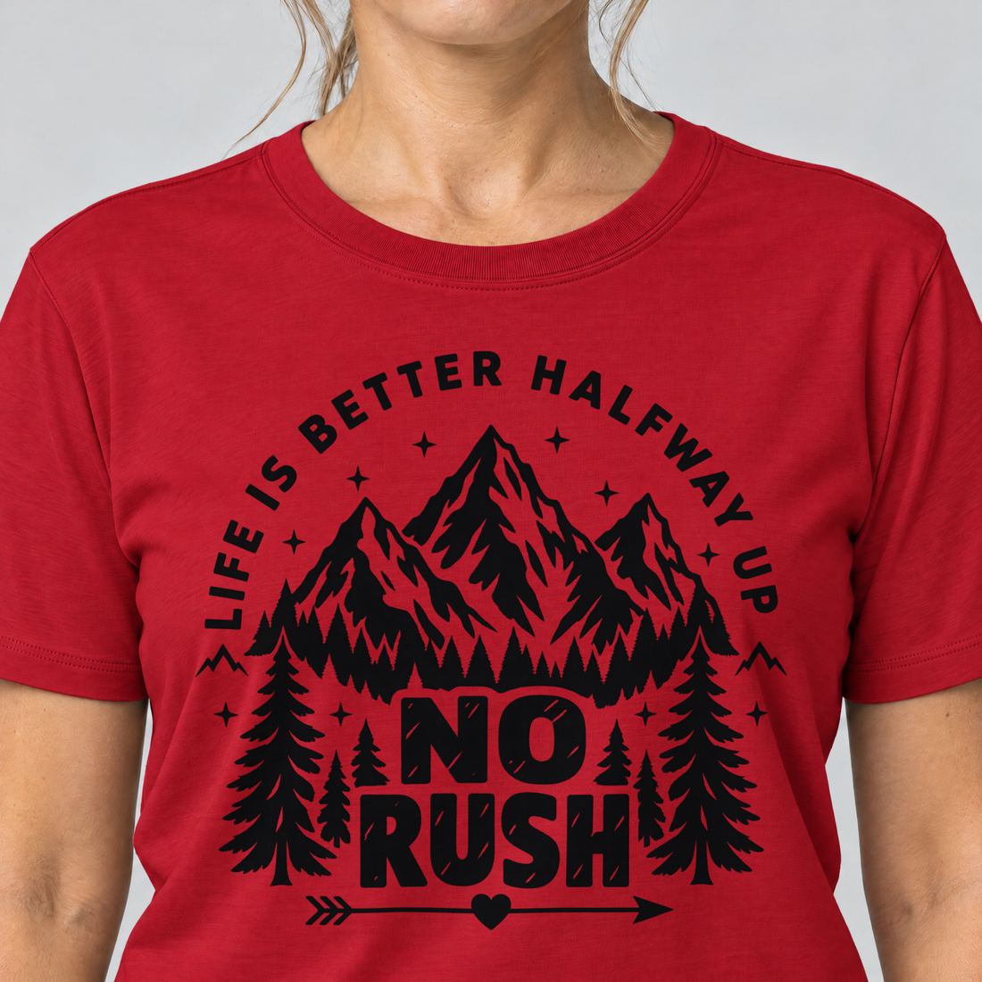 Nahaufnahme des Drucks: No rush – T-Shirt Unisex in Rot, von einer Frau getragen
