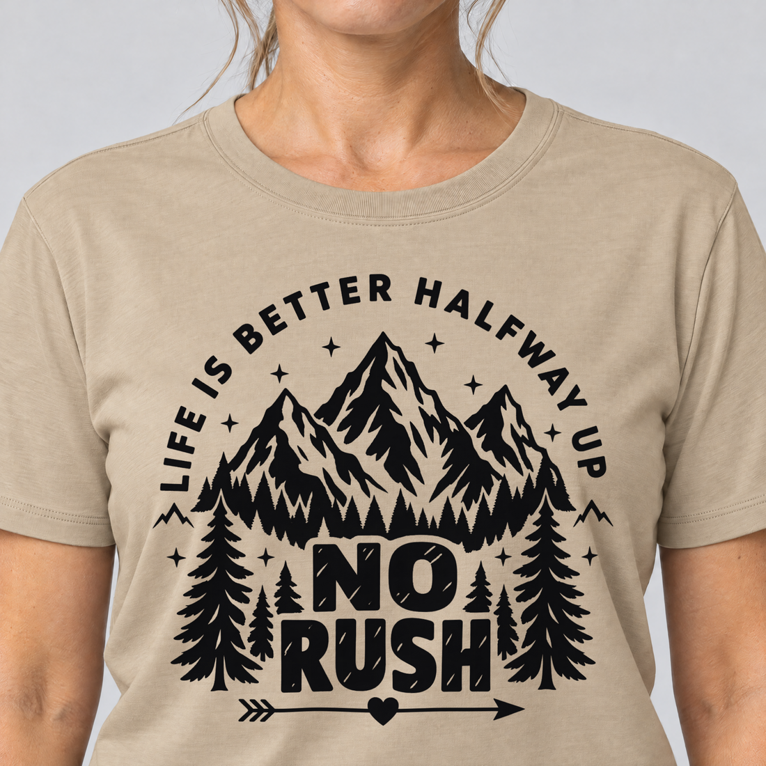 Nahaufnahme des Drucks: No rush – T-Shirt Unisex in Sand, von einer Frau getragen