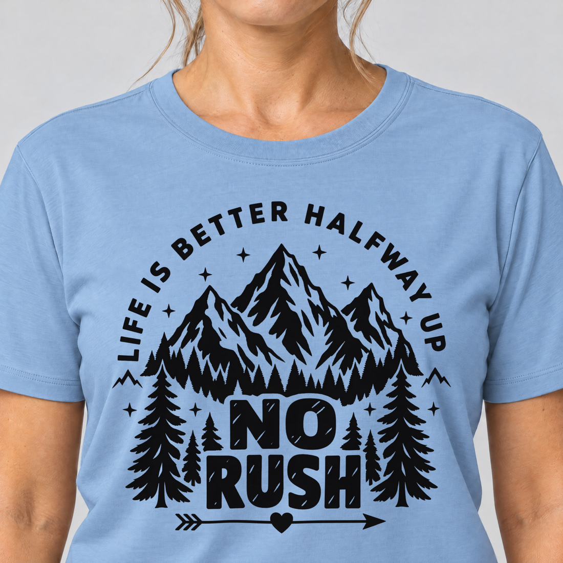 Nahaufnahme des Drucks: No rush – T-Shirt Unisex in Himmelblau, von einer Frau getragen