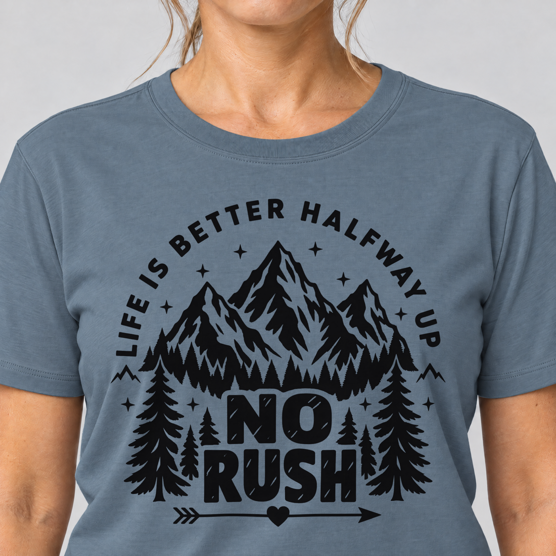 Nahaufnahme des Drucks: No rush – T-Shirt Unisex in Steinblau, von einer Frau getragen