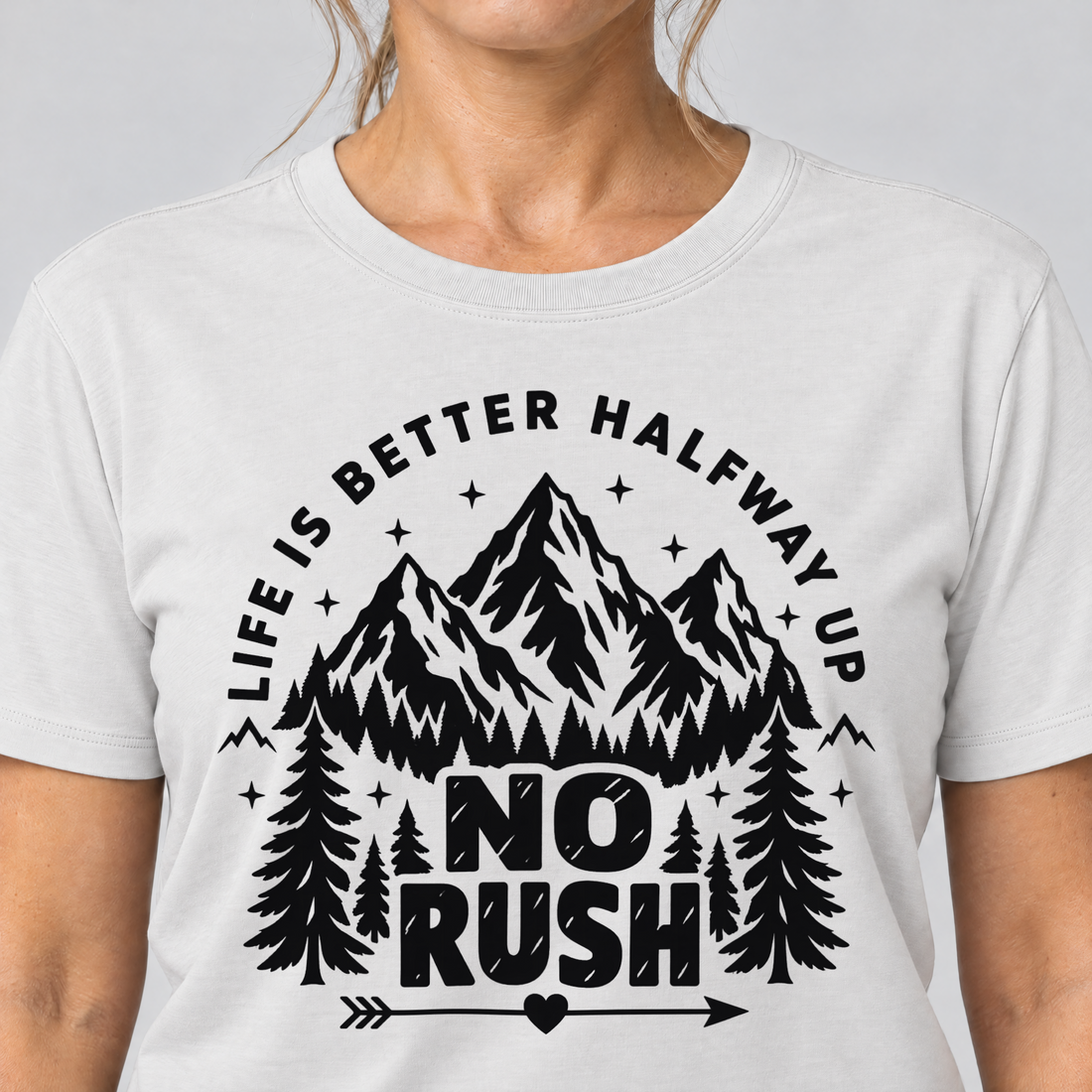 Nahaufnahme des Drucks: No rush – T-Shirt Unisex in Weiß, von einer Frau getragen