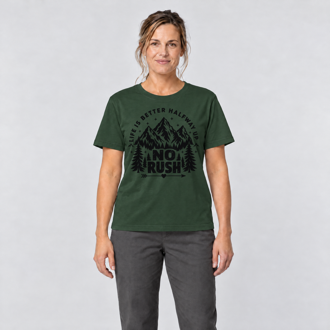 Frau trägt No rush – T-Shirt Unisex in Flaschengrün, Ansicht von vorn