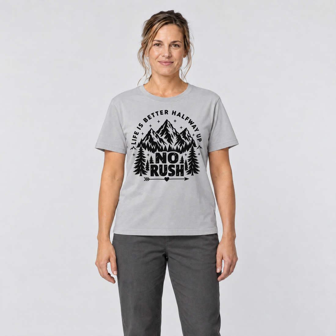 Frau trägt No rush – T-Shirt Unisex in Hellgrau, Ansicht von vorn