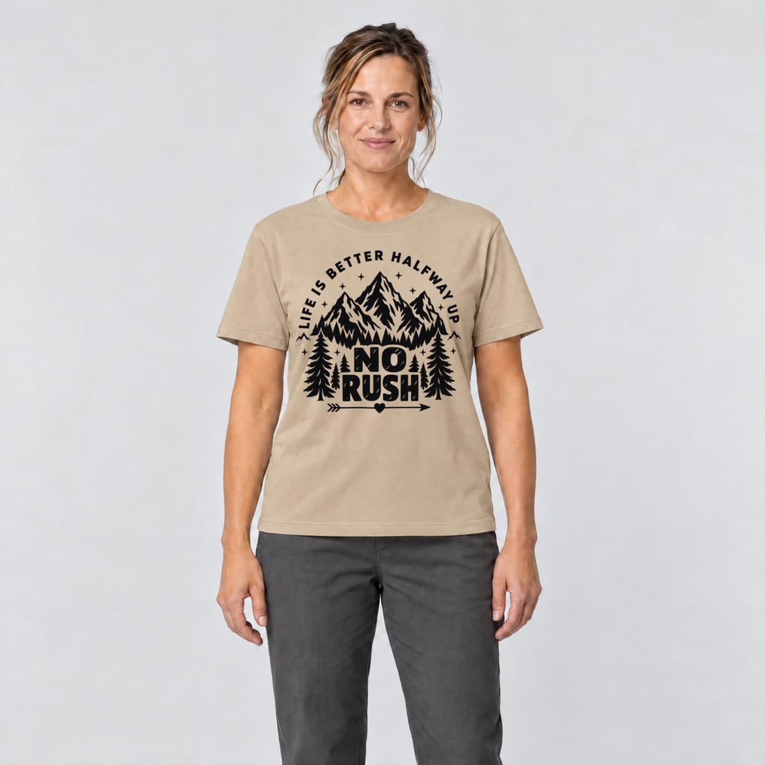 Frau trägt No rush – T-Shirt Unisex in Sand, Ansicht von vorn