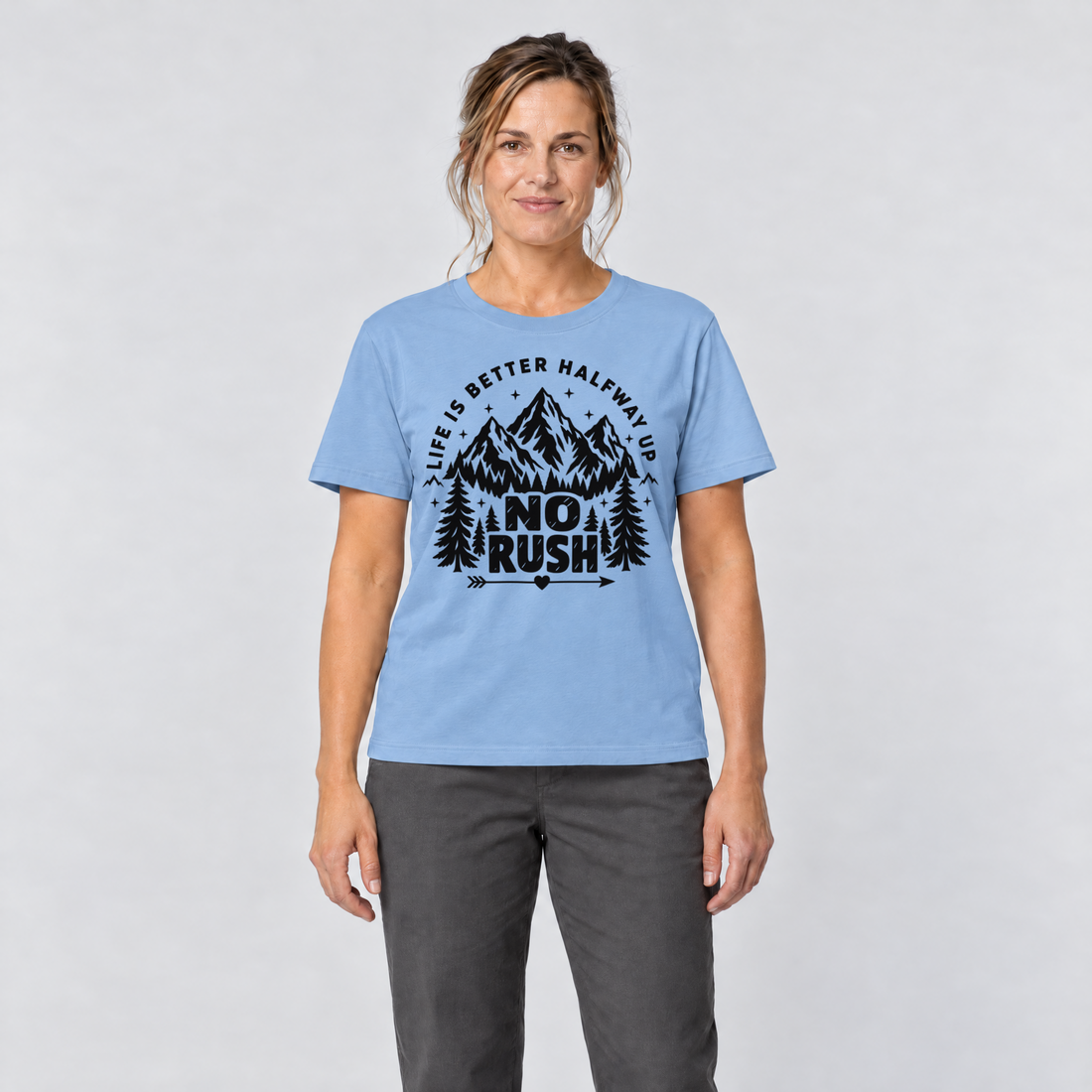Frau trägt No rush – T-Shirt Unisex in Himmelblau, Ansicht von vorn