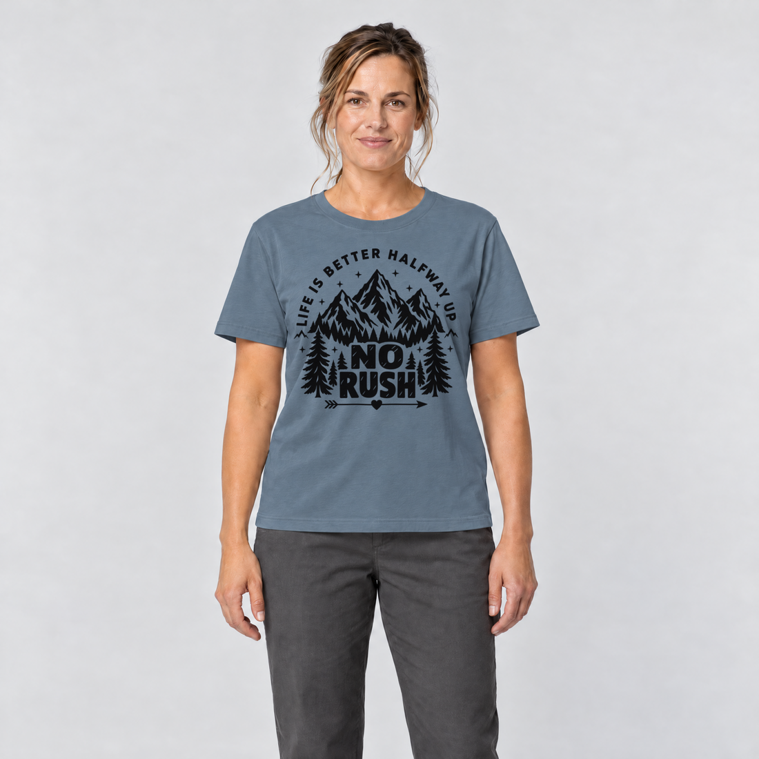 Frau trägt No rush – T-Shirt Unisex in Steinblau, Ansicht von vorn