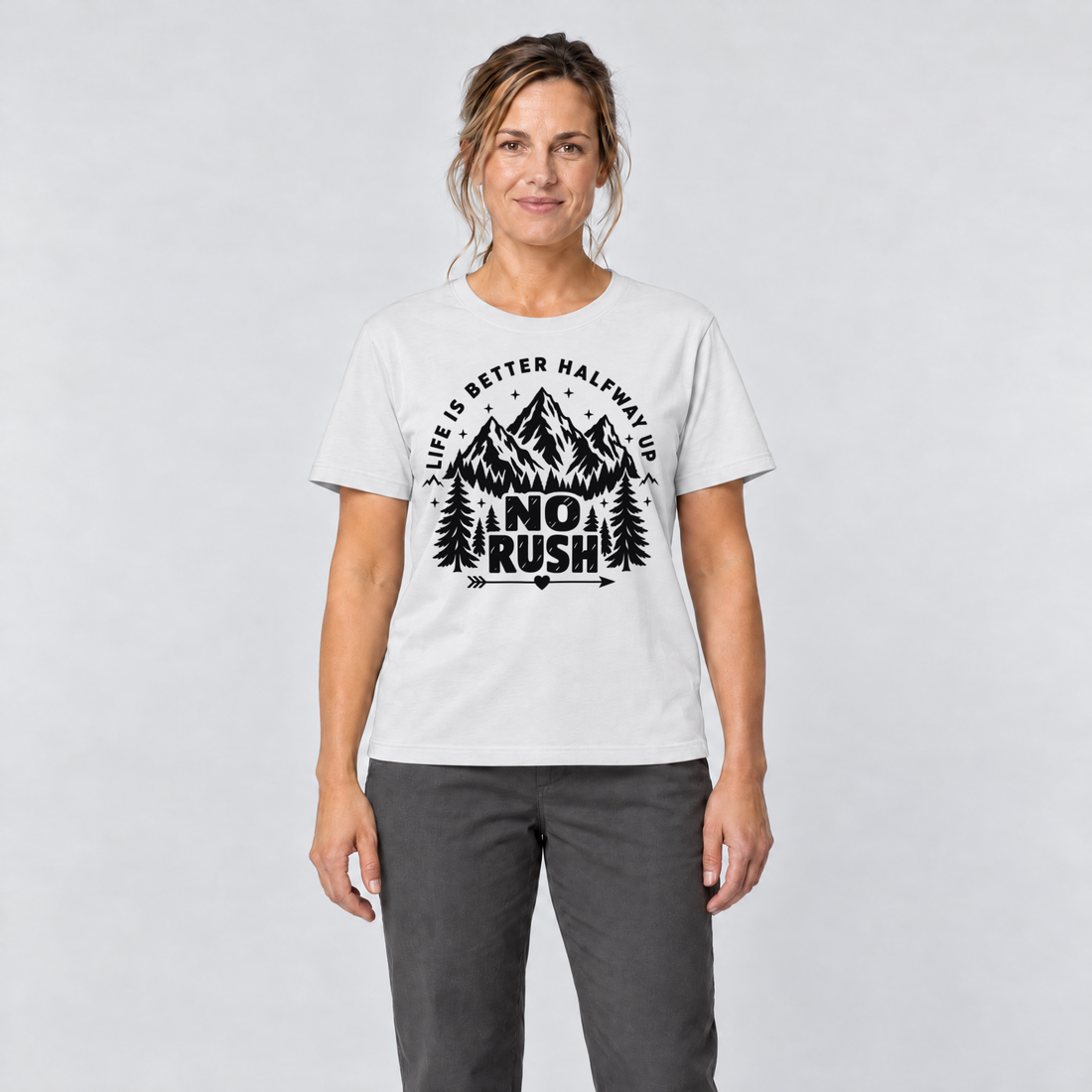 Frau trägt No rush – T-Shirt Unisex in Weiß, Ansicht von vorn