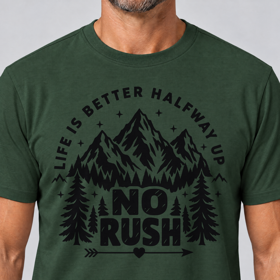 Nahaufnahme des Drucks: No rush – T-Shirt Unisex in Flaschengrün, von einem Mann getragen