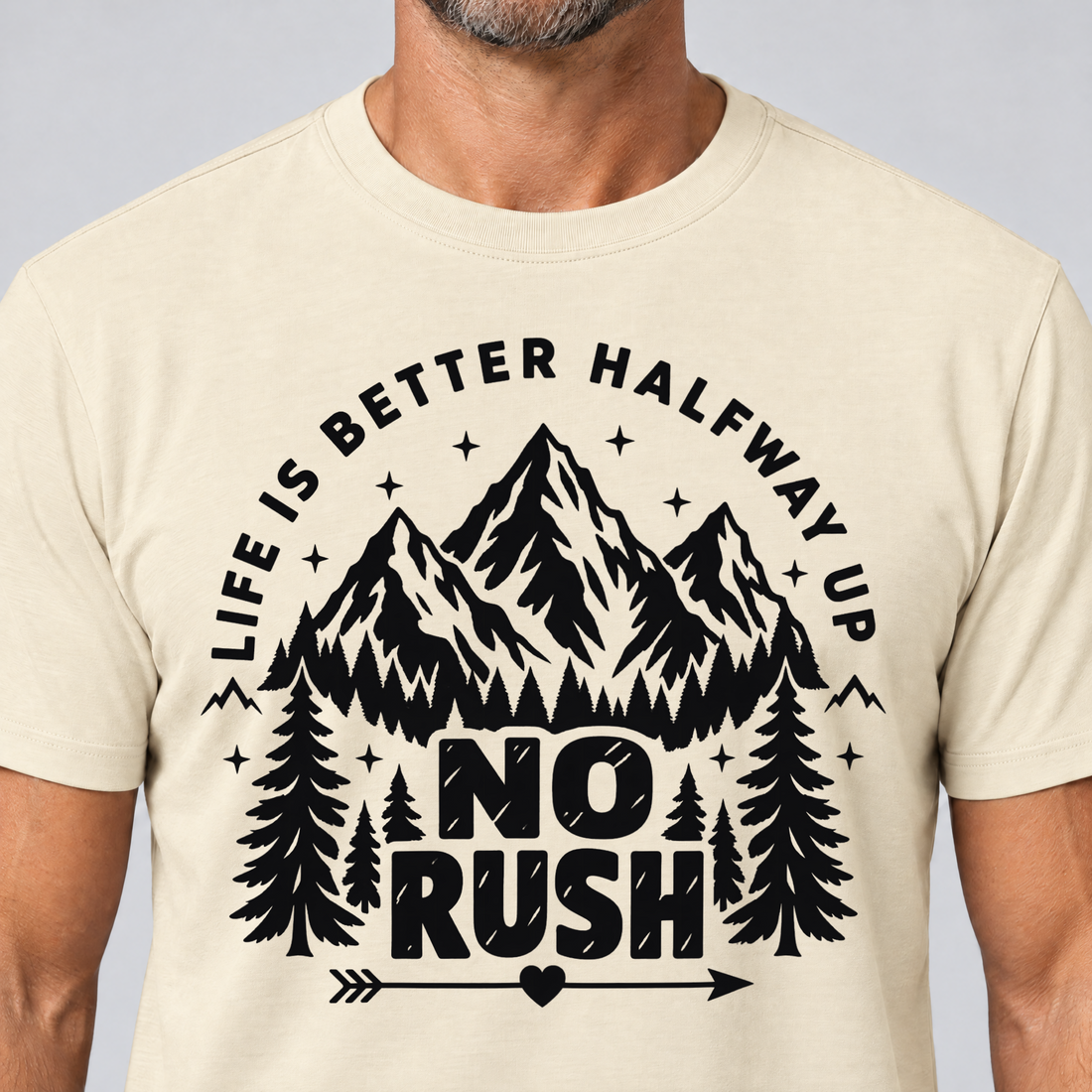 Nahaufnahme des Drucks: No rush – T-Shirt Unisex in Natur, von einem Mann getragen